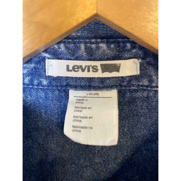 Levi’s Women’s Blue Acid Wash Chambray Long Sleeve Button Blouse Size Large - Picture 3 of 9